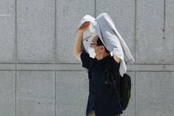 [오늘날씨 예보] 전국 전라·경상 등 곳곳 소나기, ‘잼버리’ 부안 낮 최고는 36도