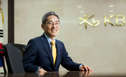 아름다운 퇴장 KB 윤종규...모범사례 만들었다