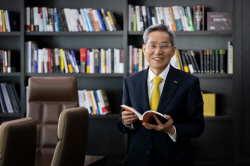 주주 동요 달랜 윤종규 KB금융 회장 "이사회가 탁월한 후보 선임할 것"