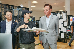 김준 SK이노베이션 부회장 ‘행복그린디자인展’ 찾아 학생들 격려