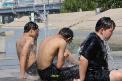 [내일날씨] 광복절도 전국 더위 ‘활활’…서울 낮 최고 33도