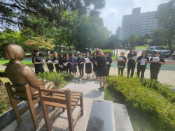 동두천시여성단체協 평화의 소녀상 14일 기념헌화