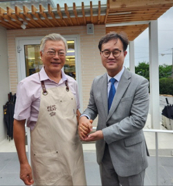 [포토] 김성훈 부산외대 교수 "문재인 전 대통령님 건강하시죠!"