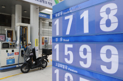휘발유 1700원 돌파·경유 1600원 코앞…기름값 언제까지 오르나