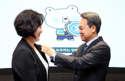 진옥동 신한금융 회장 "탁월한 소비자보호체계 전력투구"