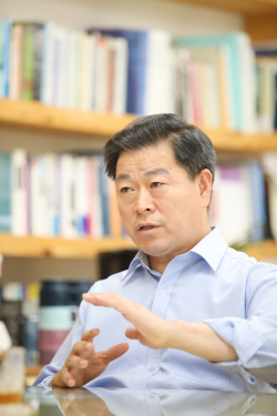 박승원 광명시장 ‘주경야行’…치킨집 알바체험
