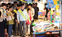 유정복, "소래포구어시장 방문...우리 수산물 안전 확인"