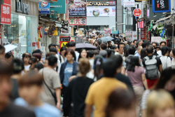 ‘中 반일감정 확대’ 반사수혜… 화장품·여행·레저株 고공행진