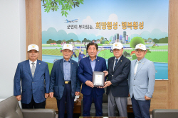 [포토] 김명기 횡성군수, 6·25참전유공자회로부터 감사패 받아