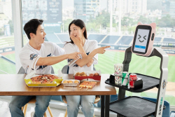 배민 서빙로봇, 야구장서 음식 나른다