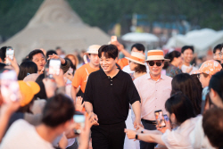 해변서 펼쳐진 제1회 ‘팝업 시네마: 부안 무빙’ 극찬 속 성료