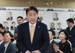 이동관 신임 방통위원장 "무소불위 권력 공영방송, 구조 개혁할 것"