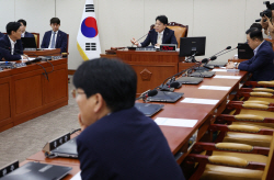 국회 과방위 또 파행…與 "역지사지하자" vs 野 "일 안 할 거면 문 닫자"