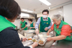 이상일 용인시장, 무료 급식소서 배식 봉사 활동