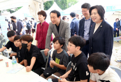 임태희 경기도교육감.진로체험 청소년들 격려