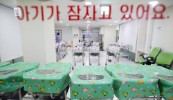 현금 지급해도 한국 출산률 ‘뚝’…WSJ "사회구조적 문제가 원인"