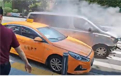 윤석열 대통령 가는 길 못 본 택시, 통과 20초 전 경찰 승합차와 충돌