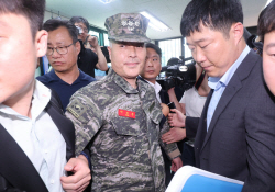 "언론으로 증거인멸, 두려움에 도주우려"? 해병대 전 수사단장 구속영장 기각