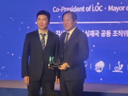 [포토]유승민 대한탁구협회장, 심재국 평창군수에 감사패 전달