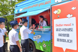 신세계푸드, 훈련 공사생도·장병에 대안육 제품 전달