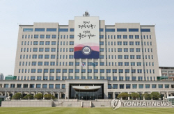 현·전 대통령, 홍범도 장군 흉상 이전 둘러싸고 격돌
