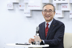임원 물갈이에 글로벌 데뷔전까지…김영섭 KT 대표 ‘광폭 행보’