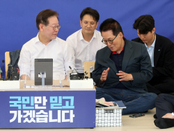 尹 탄핵설에 재혼 비하까지...단식 안 먹힌 이재명, 급했나