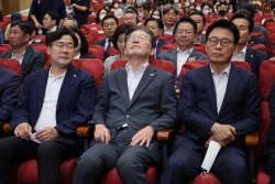민주당 "尹 내려와라" 민주당 "이재명 내려와라"? 단식, 내부 결속에도 효과 無