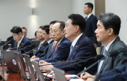 尹 "한중일 정상회의 적극 추진…韓진출 모든 나라 정상 만날것"