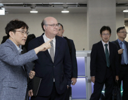 미주개발은행 총재, 네이버 방문…중남미 국가 DX방안 모색
