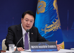 尹 대통령 "가짜뉴스가 AI로 빛보다 빨리 확산…자유민주주의 훼손"
