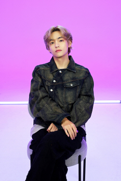 BTS 뷔, 솔로앨범 ‘레이오버’ 첫 주 판매량 K팝 솔로 사상 1위