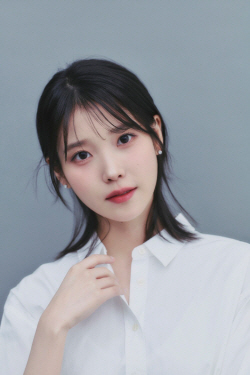 아이유, 데뷔 15주년 맞아 취약계층에 3억 원 기부