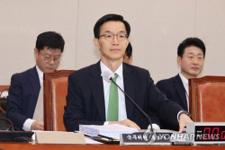 방문규 산업장관 취임…"수출총력·첨단산업 초격차 유지·원전 생태계 복원"