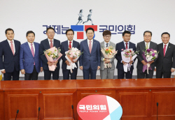 여야, 내년 총선 6개월 앞두고 인재영입 전쟁 신호탄 쐈다
