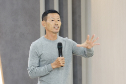 손흥민 父 손웅정 축구감독... 김해시 청년에 희망 메세지 전해