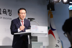 임태희 경기도교육감 "고 이영승 교사, 학부모에게 수차례 금품 뜯겨"
