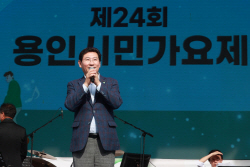 이상일 용인시장, 시민가요제서 ‘깜짝 노래 공연’...시민들 