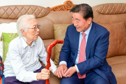 김명기 횡성군수, 100세 어르신께 장수지팡이 