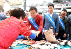 이철우 경북도지사,전통시장서 ‘민생 氣살리기 현장 소통