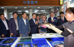 박완수 경남도지사, 거제 ‘고현시장’서 수산물 소비 활성화 앞장
