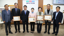 강원특별자치도의회, 한중경제문화교육협회 감사패 전달