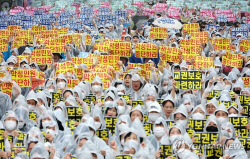 똥 기저귀로까지 맞는 보육교사 실태…"교권보호 사각지대 보호방안 절실"