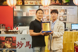 이마트, 10주년 피코크 대대적 할인…맛집 파트너엔 감사패