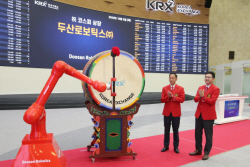 두산로보틱스, 코스피 상장…"글로벌 협동로봇 종합솔루션 기업 도약"