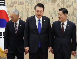尹대통령, 신원식 국방·유인촌 문체장관에 임명장 수여…김행은 일단 유보