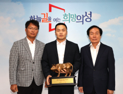 의성군청마늘씨름단 전도언선수, 3번째 금강장사 등극