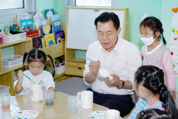 이재준 수원시장, 어린이집 일일 보조교사 체험 활동