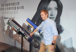 다이슨 "물기 말리면서 동시에 헤어스타일 잡아요"