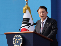 尹 지지율 2연속 상승해 33%로…총선서 ‘野 당선돼야’ 48%[한국갤럽]